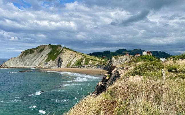 Vista de la playa Itzurun de Zumaia desde Algorri.