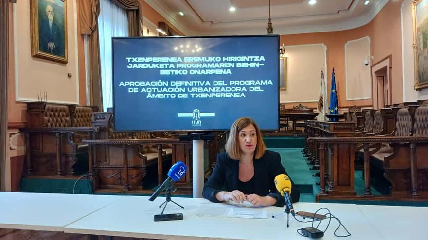 La alcaldesa de Irun, Cristina Laborda, esta mañana durante su comparecencia ante los medios de comunicación en el Ayuntamiento.