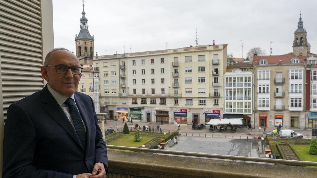 Ramiro González, Diputado General de Álava, asomado a la Plaza de la Provincia