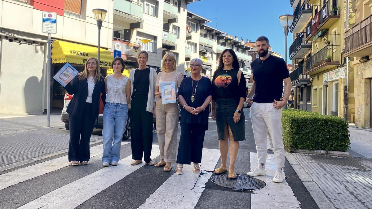 Karmele Garmendia, de la asociación Arkupe, Leire Echeverria (presidenta) y Ainhoa Gabirondo; Anuska Esnal, alcaldesa de Orio; Izaskun Gómez, directora de Comercio del Gobierno Vasco; Lourdes Salsamendi, concejala del Ayuntamiento de Orio; y Xab