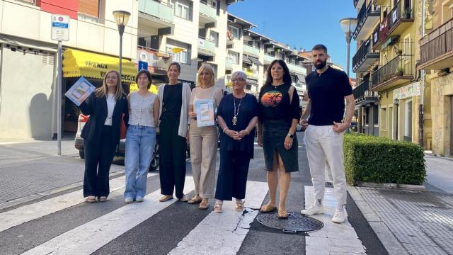 Karmele Garmendia, de la asociación Arkupe, Leire Echeverria (presidenta) y Ainhoa Gabirondo; Anuska Esnal, alcaldesa de Orio; Izaskun Gómez, directora de Comercio del Gobierno Vasco; Lourdes Salsamendi, concejala del Ayuntamiento de Orio; y Xab