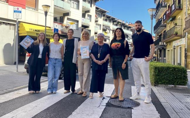 Karmele Garmendia, de la asociación Arkupe, Leire Echeverria (presidenta) y Ainhoa Gabirondo; Anuska Esnal, alcaldesa de Orio; Izaskun Gómez, directora de Comercio del Gobierno Vasco; Lourdes Salsamendi, concejala del Ayuntamiento de Orio; y Xab