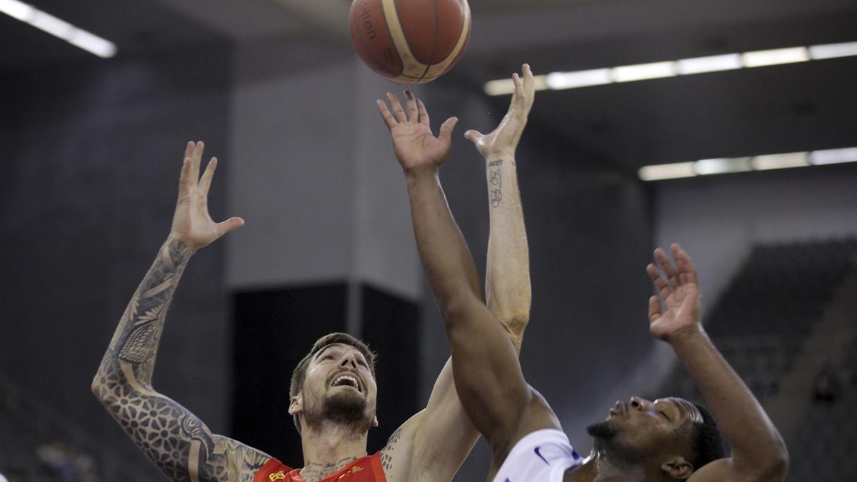 El alero de la selección española de baloncesto Juancho Hernangómez lucha con el dominicano Andrés Feliz