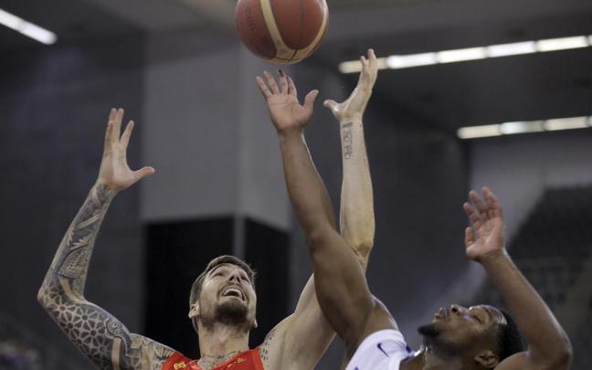 El alero de la selección española de baloncesto Juancho Hernangómez lucha con el dominicano Andrés Feliz El alero de la selección española de baloncesto Juancho Hernangómez lucha con el dominicano Andrés Feliz
