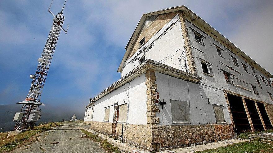 Imagen exterior del refugio militar de montaña en Belagua, abandonado desde hace varios años y en ruinas.