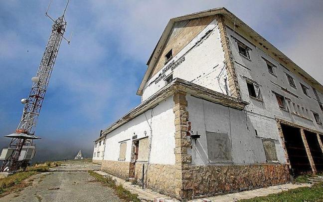 Imagen exterior del refugio militar de monta&ntilde;a en Belagua, abandonado desde hace varios a&ntilde;os y en ruinas.