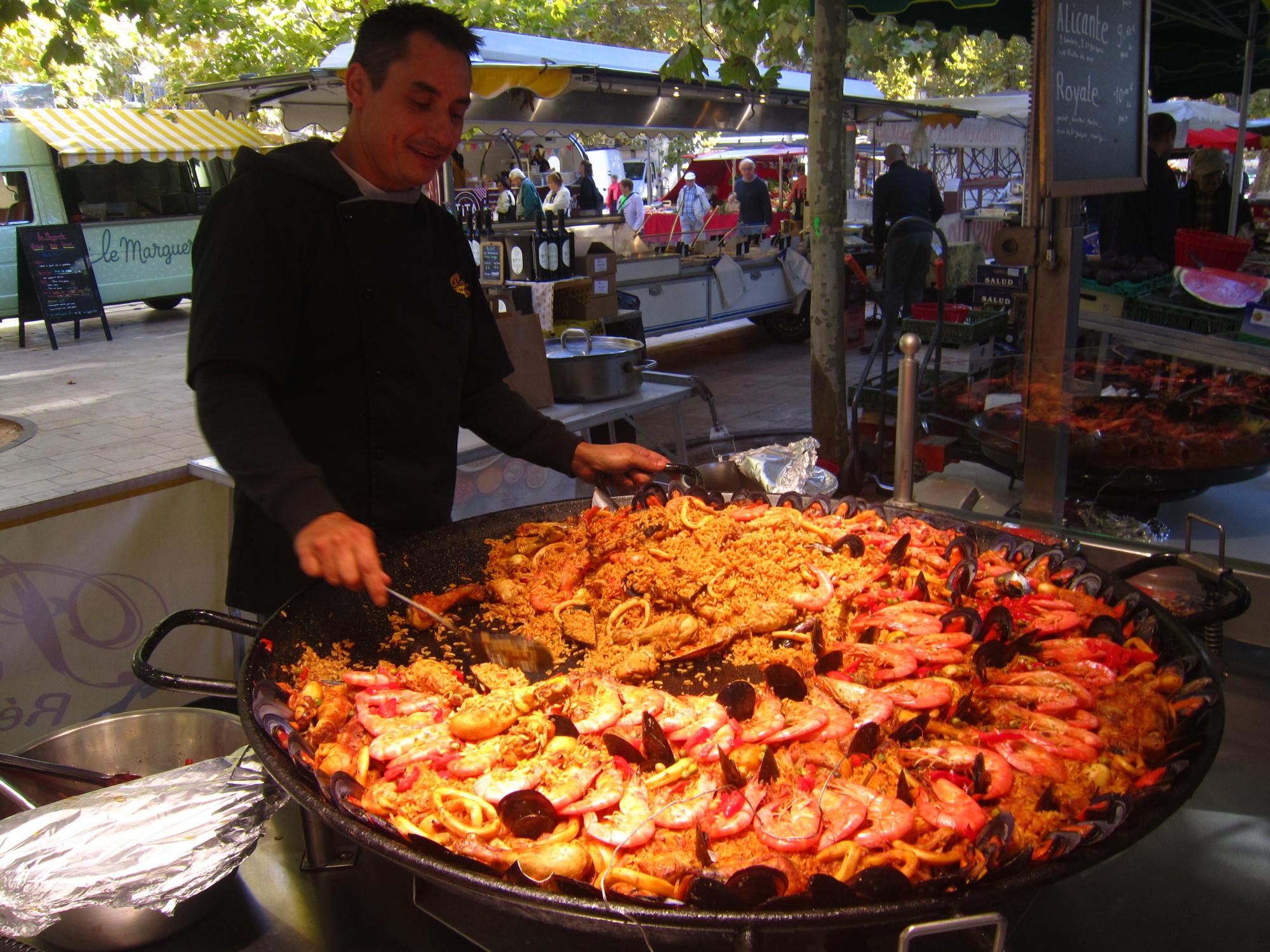 Gran paella de marisco que recuerda el clima mediterráneo de Aix-en-Provence.