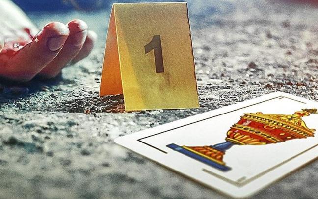 Cartel de ‘Baraja: la firma del asesino’, con una de las cartas halladas en uno de los crímenes. | FOTO: NETFLIX