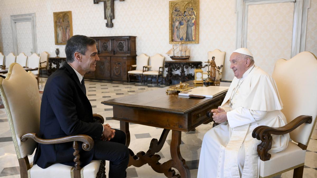Pedro Sánchez junto al Papa Francisco en un encuentro en 2024.