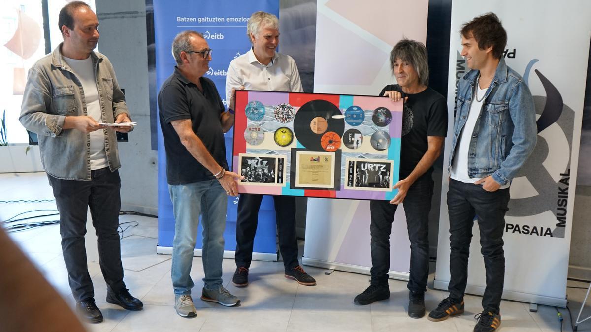 El integrante de Urtz recibe un obsequio