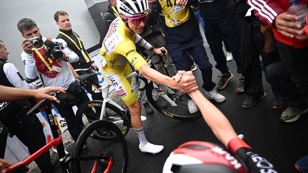 Pogacar saluda a Arensman.