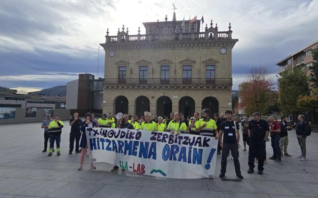 Foto de la concentración realizada esta mañana por trabajadores y trabajadoras de Txingudiko Zerbitzuak frente al Ayuntamiento.