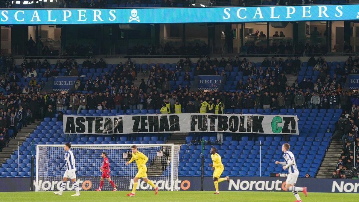 Protesta de Aitor Zabaleta Harmaila contra el fútbol entre semana. / RUBEN PLAZA