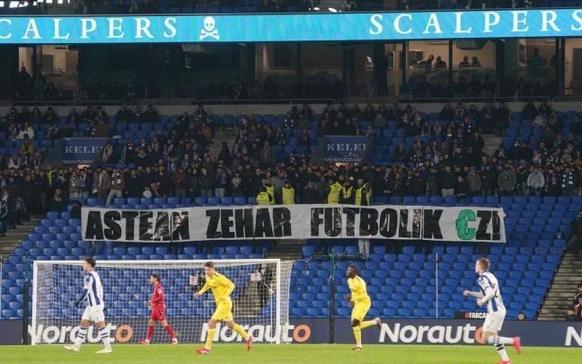 Protesta de Aitor Zabaleta Harmaila contra el fútbol entre semana. / RUBEN PLAZA