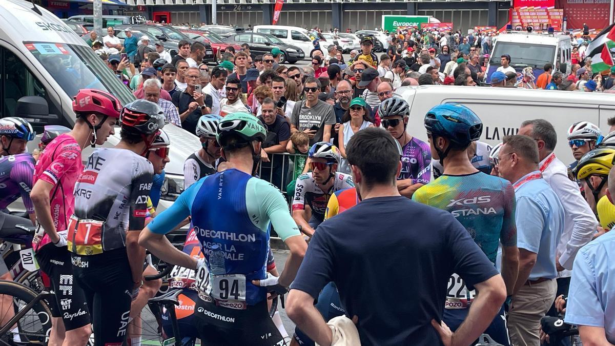 Reunión de los integrantes del pelotón antes de la salida.