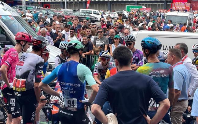 Reunión de los integrantes del pelotón antes de la salida.