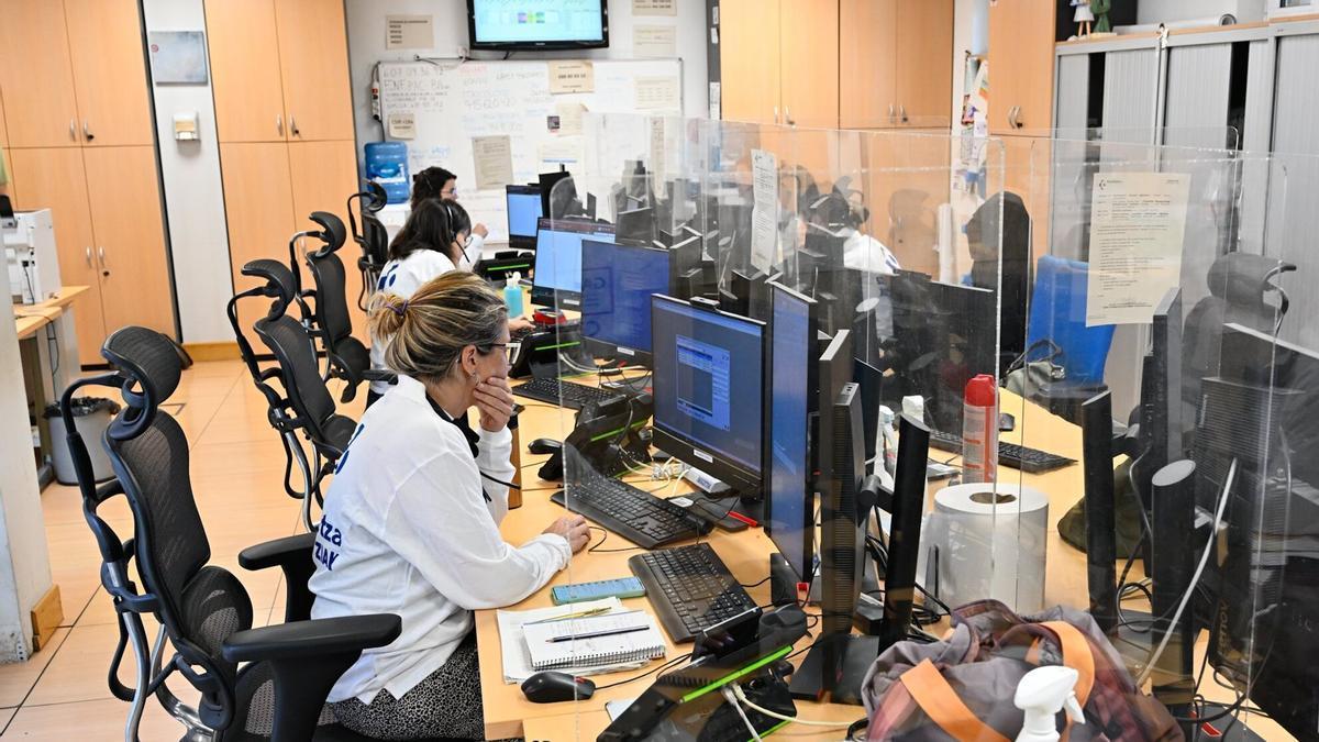 Las enfermeras atienden las llamadas desde la centralita del Consejo Sanitario de Osakidetza.