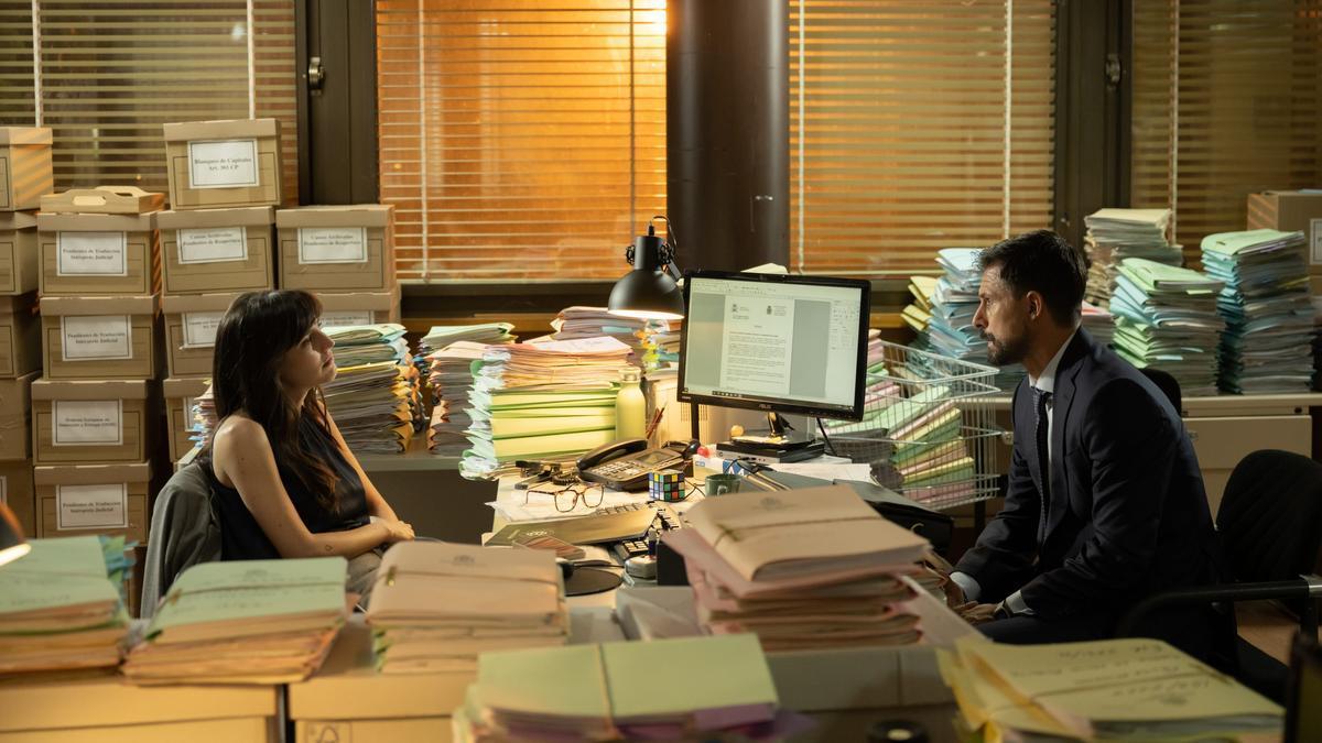 Natalia de Molina y Hugo Silva, en una escena de ‘Marbella. Expediente judicial’