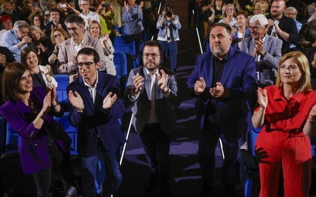Otxandiano, ayer, junto a Aragonès y Junqueras. / Toni Albir Otxandiano, ayer, junto a Aragonès y Junqueras.