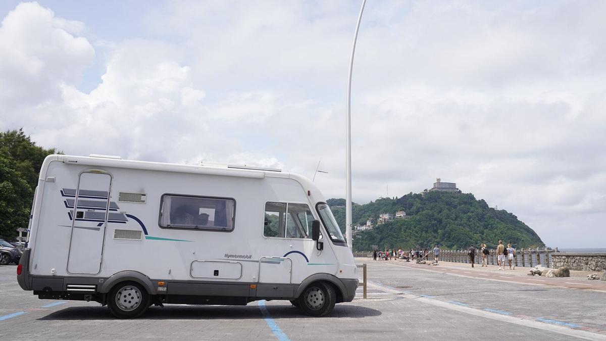 Autocaravana aparcada en el Paso Nuevo de Donostia.