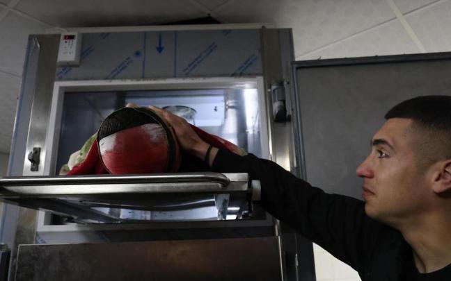 Un hombre llora ante el cuerpo de uno de los palestinos asesindos en el hospital de Yenín.
