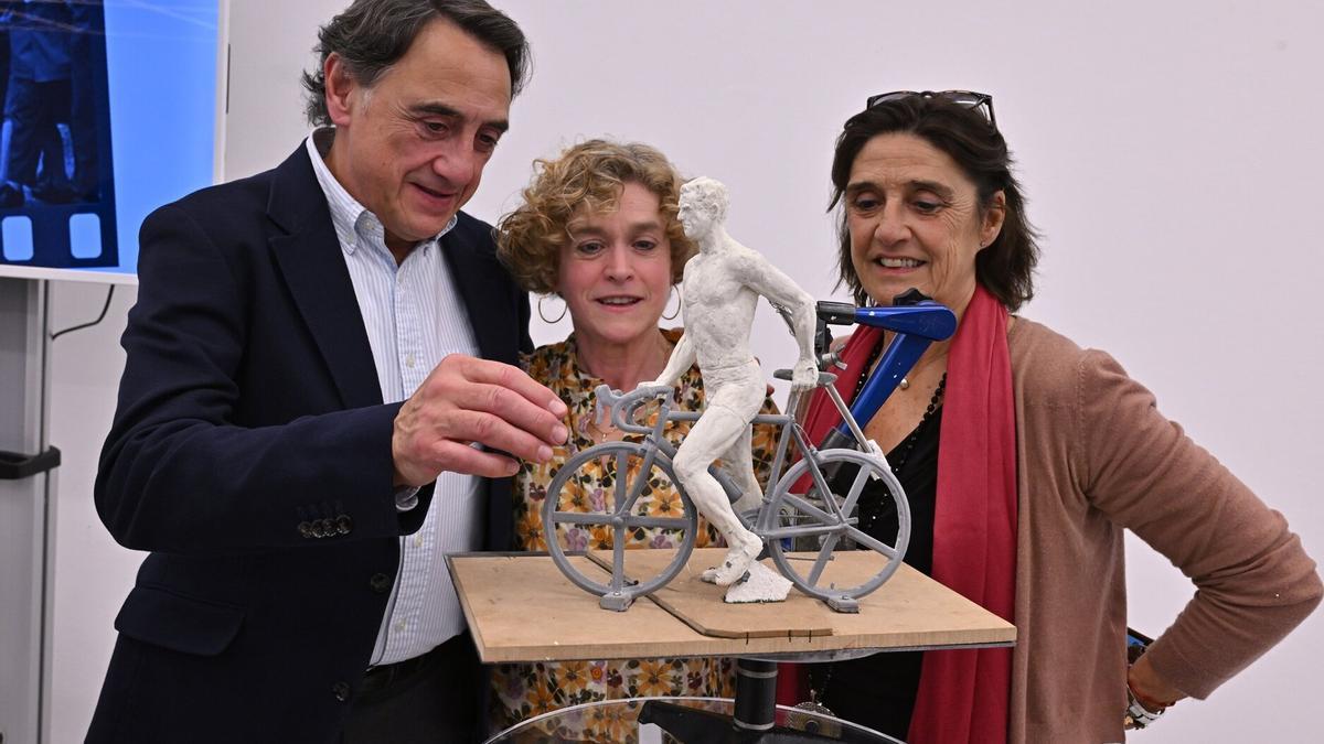 En imágenes: Presentación de la escultura al ciclista Jesús Loroño, obra de la artista Lourdes Humerez.