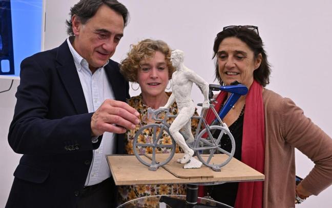 En imágenes: Presentación de la escultura al ciclista Jesús Loroño, obra de la artista Lourdes Humerez.