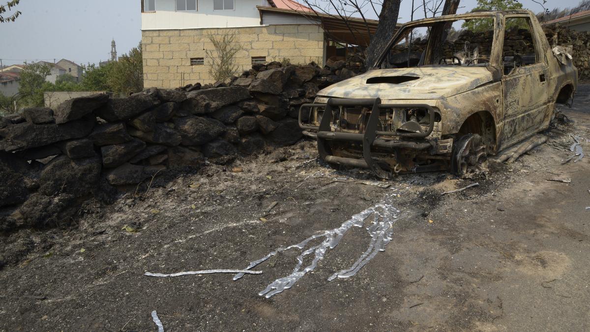 Daños del fiego en A Caridade, a 15 de agosto de 2025, en A Caridade, Monterrei, Ourense, Galicia (España). La superficie quemada en la provincia de Ourense supera las 31.000 hectáreas, con 11.000 solo en Chandrexa de Queixa. La ola de ince