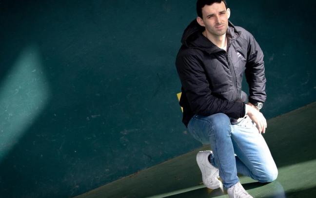 Jokin Altuna posa en el frontón de Etxeberri antes de la final del Campeonato de Parejas. / Patxi Cascante Jokin Altuna posa en el frontón de Etxeberri antes de la final del Campeonato de Parejas.