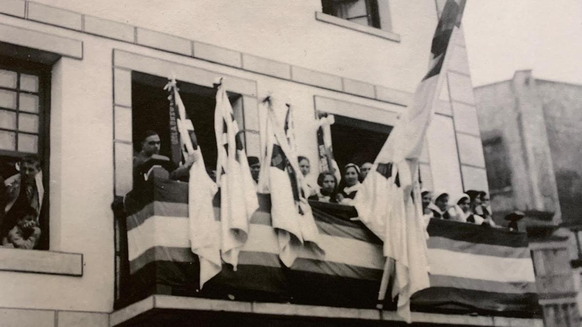 Inauguración del Batzoki de Zumaia en 1931, la balconada de Emakume Abertzale Batza (EAB) de Zumaia.