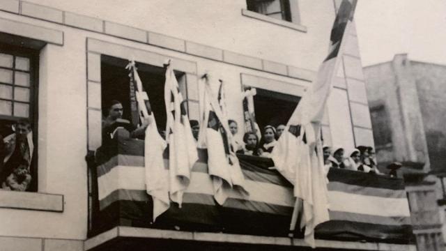 Inauguración del Batzoki de Zumaia en 1931, la balconada de Emakume Abertzale Batza (EAB) de Zumaia.