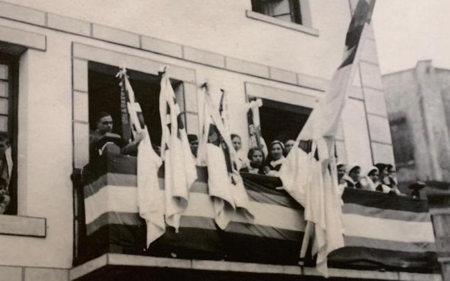 Inauguración del Batzoki de Zumaia en 1931, la balconada de Emakume Abertzale Batza (EAB) de Zumaia.