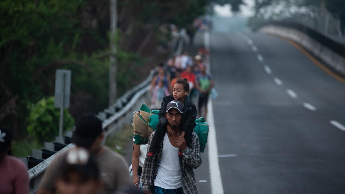 Una caravana de migrantes centroamericanos caminando hacia Estados Unidos.