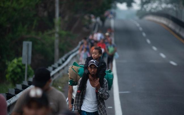 Una caravana de migrantes centroamericanos caminando hacia Estados Unidos. Una caravana de migrantes centroamericanos caminando hacia Estados Unidos.