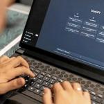 Imagen de una persona utilizando un ordenador