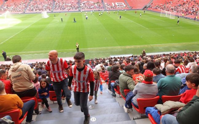 Miles de personas acuden al entrenamiento del Athletic en San Mamés