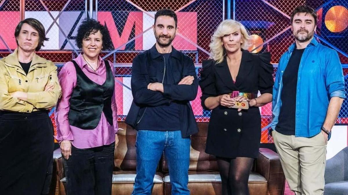 Dani Rovira, junto a sus colaboradores en 'Al margen de todo' de TVE