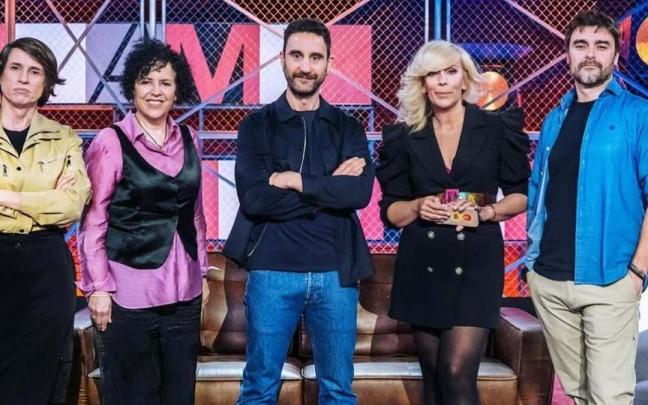 Dani Rovira, junto a sus colaboradores en 'Al margen de todo' de TVE