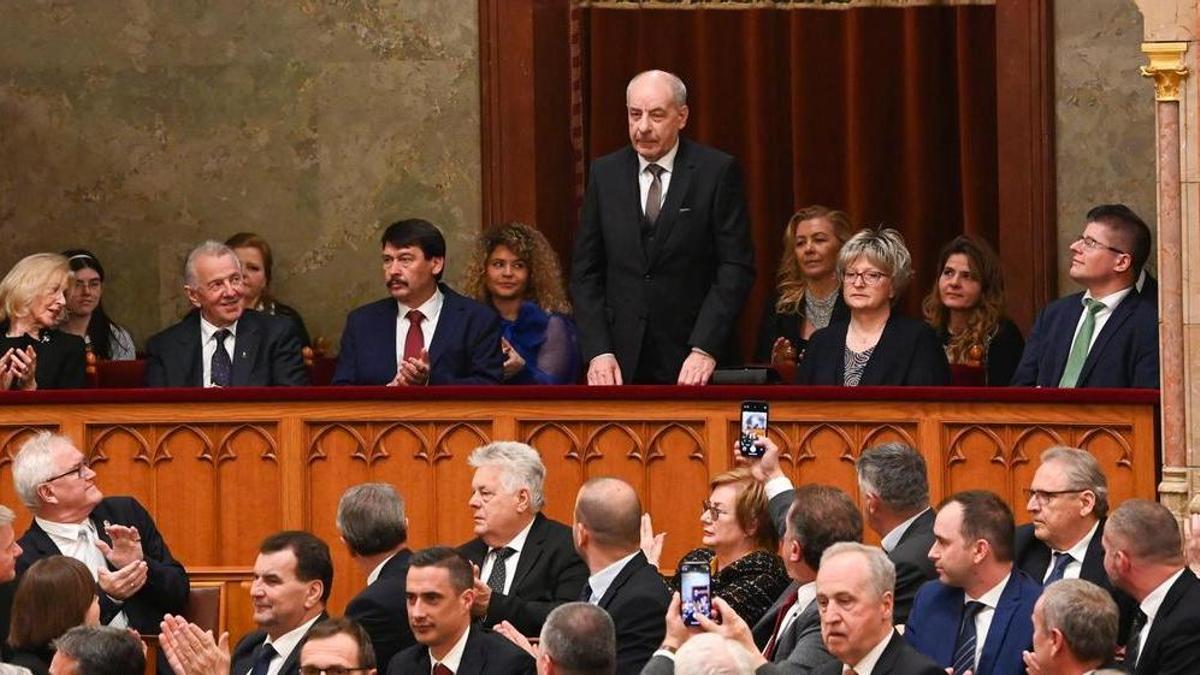 Tamás Sulyok, en pie ante el Parlamento húngaro.