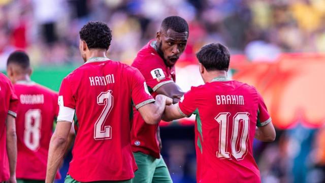 Ismale Salibari, autor de los dos únicos goles de Marruecos en el Mundial, celebra junto a Achraf Hakimi y Brahim Díaz.