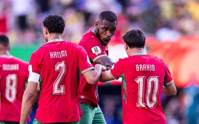 Ismale Salibari, autor de los dos únicos goles de Marruecos en el Mundial, celebra junto a Achraf Hakimi y Brahim Díaz.