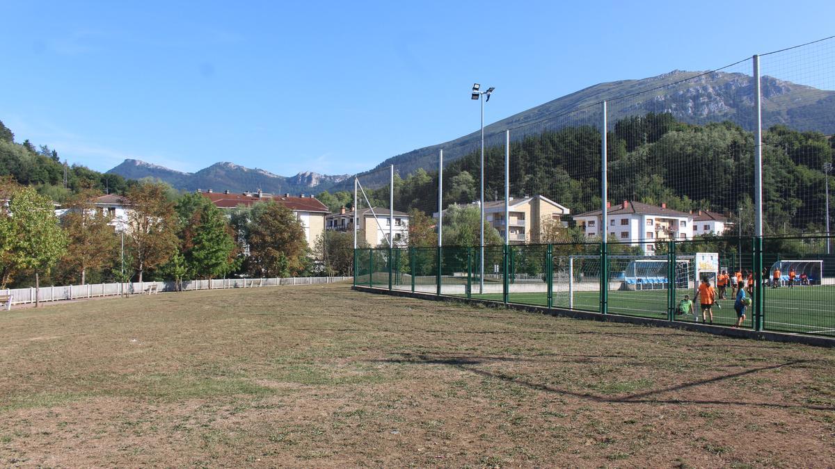 El nuevo parque completará los usos de la zona verde, que ya ocupan el campo de fútbol 7 y el skate park.