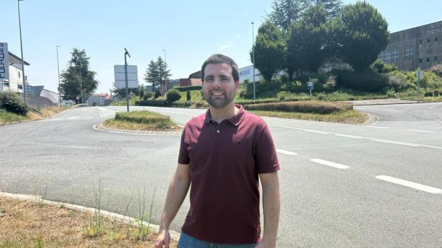 El portavoz del PNV, Iker Laka, en el punto donde proponen la construcción de la rotonda.