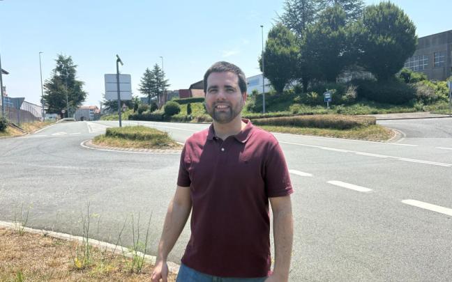 El portavoz del PNV, Iker Laka, en el punto donde proponen la construcción de la rotonda.