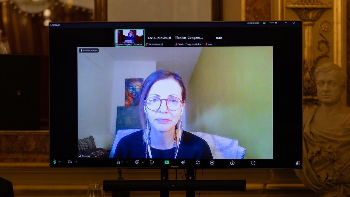La economista Nevenka Fernández interviene por videoconferencia en un acto por el Día Internacional de la eliminación de la violencia contra la mujer, en el Congreso. Imagen de 2025.