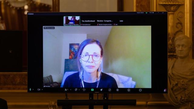 La economista Nevenka Fernández interviene por videoconferencia en un acto por el Día Internacional de la eliminación de la violencia contra la mujer, en el Congreso. Imagen de 2025.
