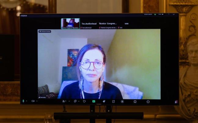 La economista Nevenka Fernández interviene por videoconferencia en un acto por el Día Internacional de la eliminación de la violencia contra la mujer, en el Congreso. Imagen de 2025.