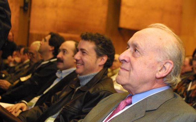 Xabier Arzalluz junto al lehendakari Urkullu en 2004. / EP Xabier Arzalluz junto al lehendakari Urkullu en 2004.