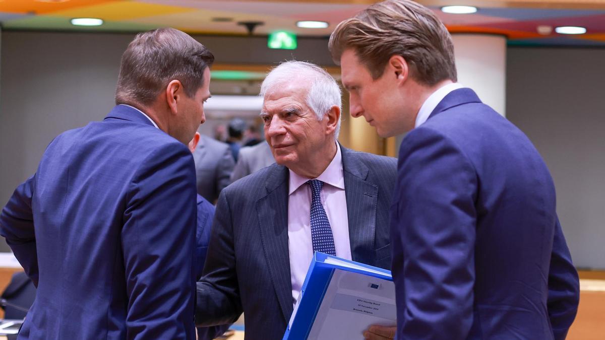 El Alto Representante de la UE para Política Exterior, Josep Borrell, conversa con los ministros de Defensa de Estonia y Países Bajos, Hanno Pevkur y Ruben Brekelmans, respectivamente.