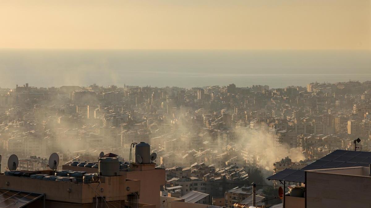 El humo cubre Beirut tras los últimos ataques israelíes.